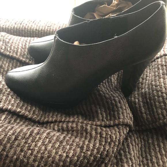 GORGEOUS Black Leather Matisse Booties. - Picture 2 of 8